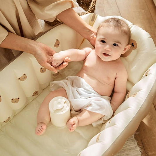 bébé trés content dans la baignoire bebe gonflable